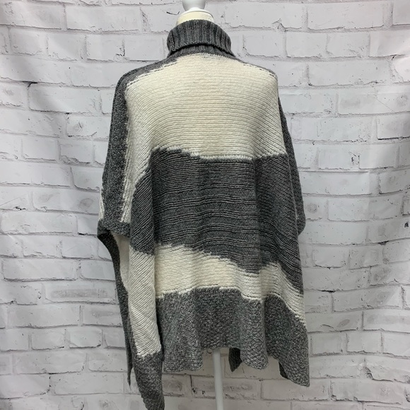 Bebe Women’s Poncho - Picture 3 of 5